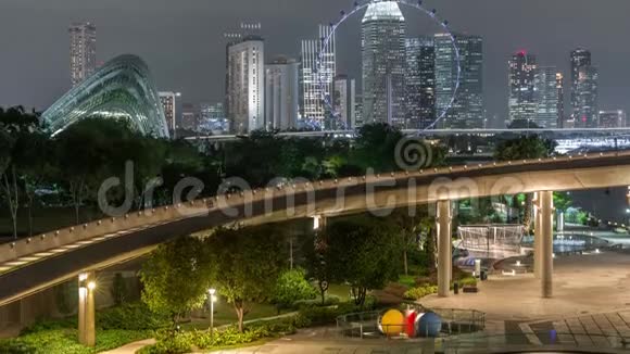 鸟瞰新加坡城市天际线从码头拦河花园夜晚时光视频的预览图