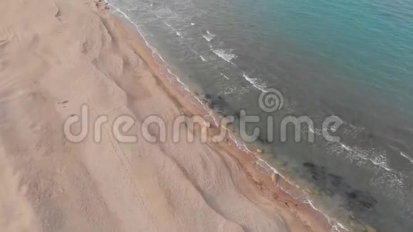 海滩顶景波浪在热带黄沙海滩上破碎黄沙滩上的海浪蓝绿色电视视频的预览图