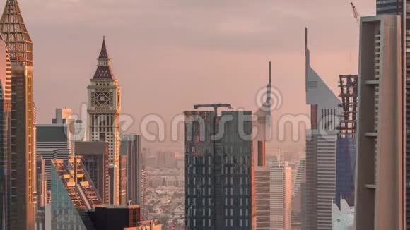 迪拜国际金融中心地区拥有现代化摩天大楼清晨时光流逝视频的预览图