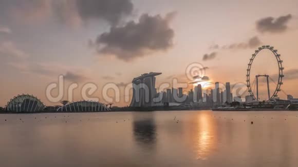 日落在新加坡市中心的天际线从水的另一面从花园的东部时间推移新加坡视频的预览图