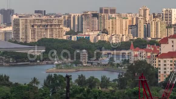 傍晚鸟瞰丹戎湖眺望新加坡的塔台时光视频的预览图