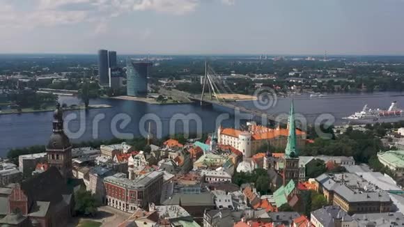 里加拉特维亚五月2019年空中无人机俯瞰里加老镇和著名的拉脱维亚万苏倾斜视频的预览图