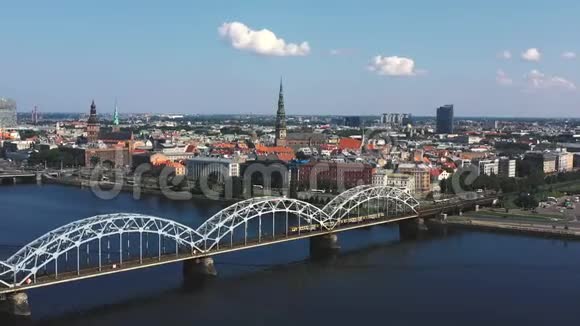 里加拉特维亚五月2019年空中视频与铁路桥跨河和里加市中心全景视频的预览图