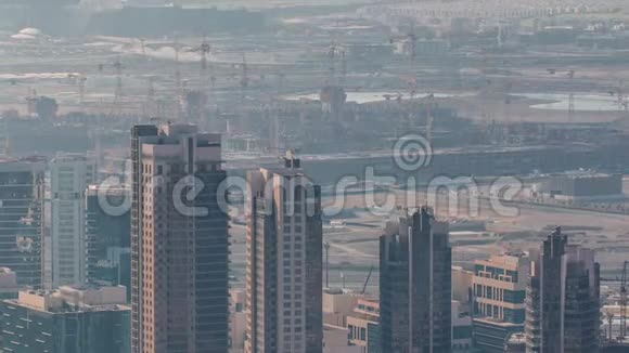 迪拜市区摩天大楼的惊人鸟瞰图迪拜阿拉伯联合酋长国视频的预览图