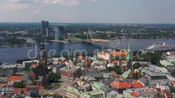 里加拉特维亚五月2019年空中无人机俯瞰里加老镇和著名的拉脱维亚万苏倾斜视频的预览图