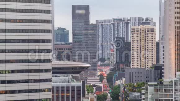 傍晚全景与滨海湾地区和摩天大楼城市天际线空中白天到夜间时间推移视频的预览图