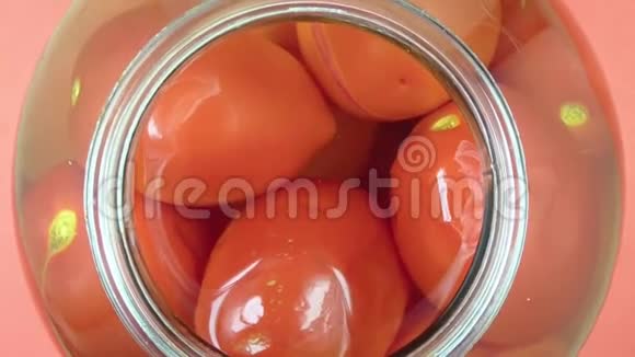 在罐子里腌制的西红柿旋转自制多汁辣酸菜厨房的家庭腌制保存视频的预览图