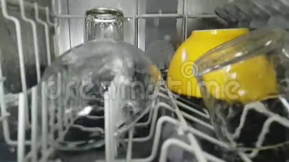 洗碗机内部的过程洗碗机的内部视图慢动作视频的预览图