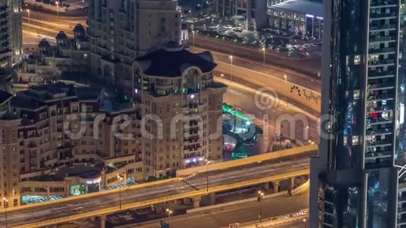 迪拜市区傍晚时分高速公路立交桥的鸟瞰图视频的预览图
