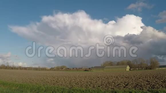 一场雷雨在荷兰大地上的美丽时光视频的预览图