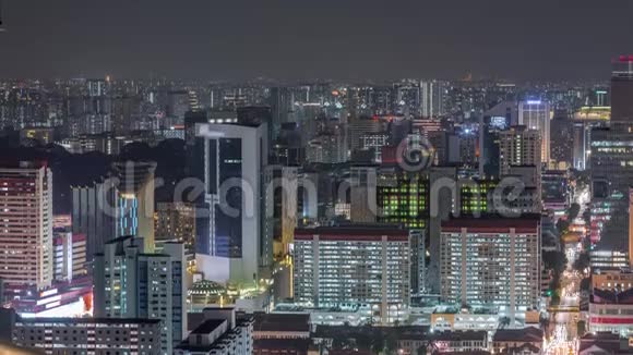 新加坡现代建筑中心的空中城市景观摩天大楼夜晚时光流逝视频的预览图