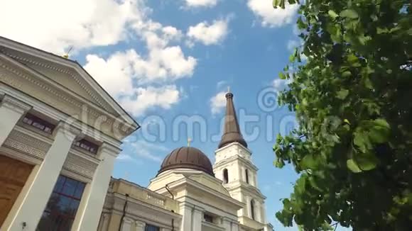 乌克兰敖德萨东正教大教堂公园树后景观视频的预览图