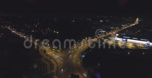 夜间市中心的空中视频十字路口有美丽的灯光视频的预览图