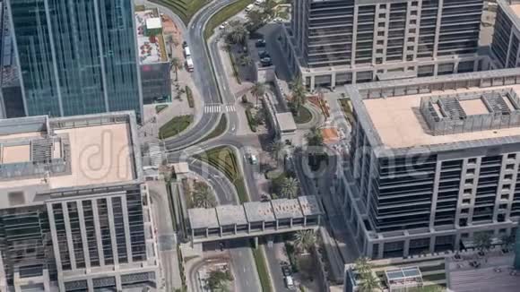 迪拜市中心街道繁忙的交通和办公楼周围的时间流逝视频的预览图