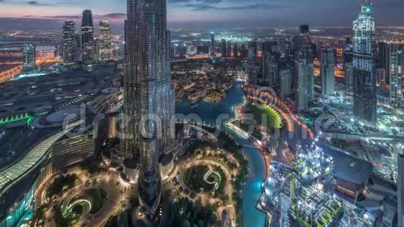 迪拜市区摩天大楼夜间到白天令人惊叹的鸟瞰图迪拜阿拉伯联合酋长国视频的预览图