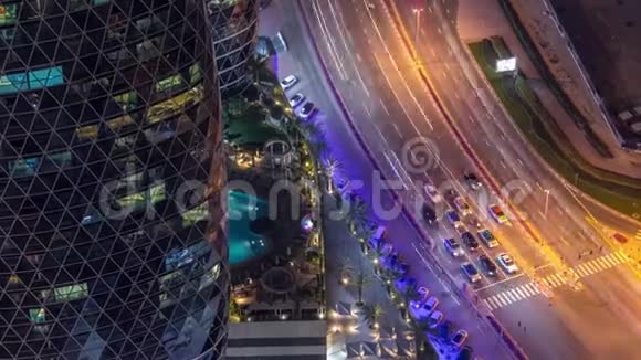 在迪拜阿联酋DIFC夜间延时附近的AlSaada街交叉口交通的天际线视图视频的预览图