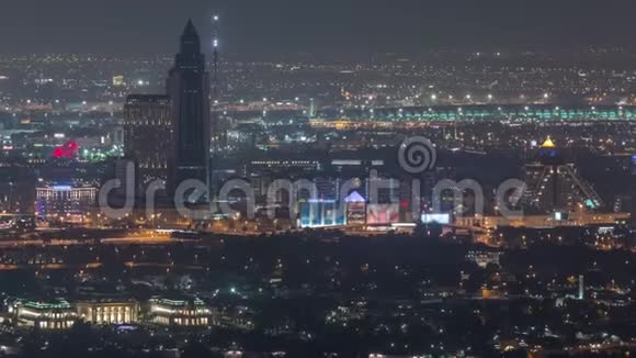 带典型的旧建筑和现代建筑的迪拉和迪拜小溪的鸟瞰夜景视频的预览图