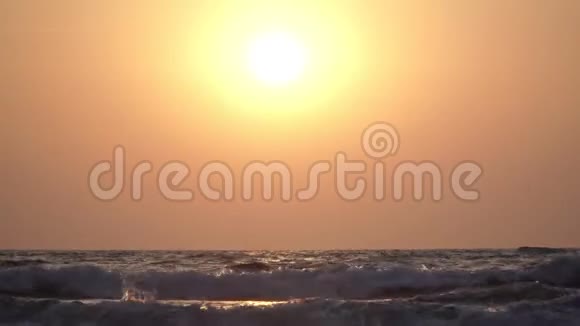 日落过海背景优美大太阳盘橘色天海波视频的预览图