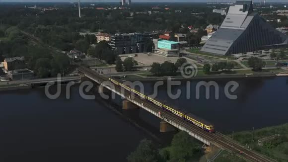 里加拉特维亚五月2019年空中无人机在阳光明媚的日子里看到了市中心多加瓦河的桥视频的预览图