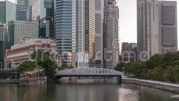 新加坡摩天大楼天际线与白色安德森桥附近的esplanade公园白天到夜间时间推移视频的预览图