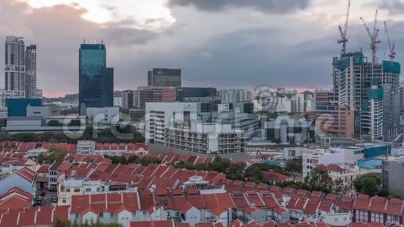 带红色屋顶的唐人街和中央商务区摩天大楼的鸟瞰图新加坡视频的预览图