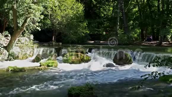 德国慕尼黑英国花园艾斯巴赫河上的小瀑布视频的预览图