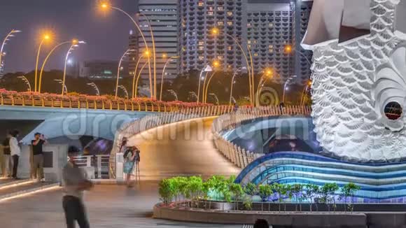 新加坡滨海湾的海滨大桥有灯光和高层建筑夜间时间较短视频的预览图