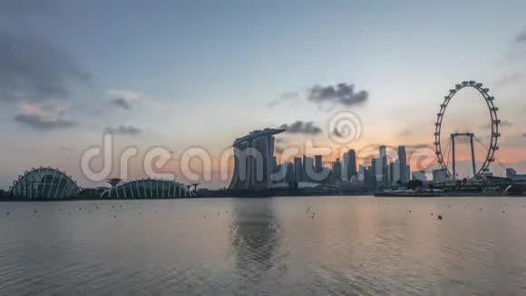 新加坡市中心的天际线从花园东一天到夜之间的水中眺望新加坡视频的预览图