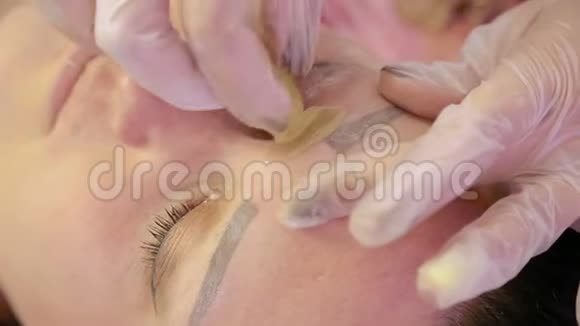 美容师用熔蜡矫正客户眉毛视频的预览图