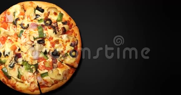 带有白色披萨文本单词信件销售横幅展示广告片段的美味披萨视频的预览图