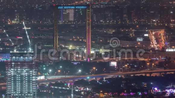 从空中观看金融和Zabeel地区的夜间时间与交通和在建建筑与起重机视频的预览图