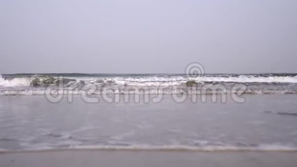 海滩和海浪灰色的暗海波浪在岸边海洋的背景视频的预览图
