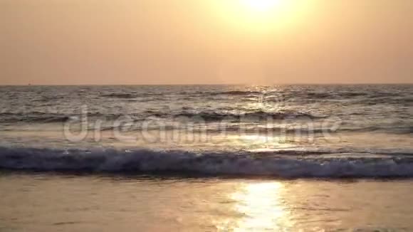 美丽的日落越过大海傍晚阳光和平静的大海视频的预览图