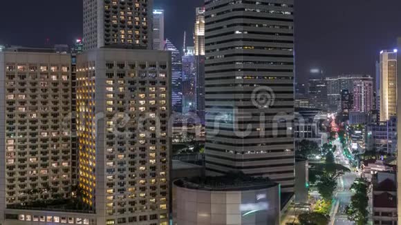 夜间全景与滨海湾地区和摩天大楼城市天际线空中时间推移视频的预览图