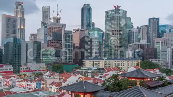 在新加坡唐人街佛牙遗迹寺白天到晚上都是活的城市天际线视频的预览图