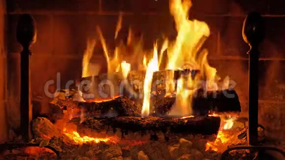客厅壁炉里燃烧的原木视频的预览图