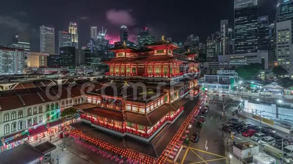 新加坡唐人街的佛牙遗迹寺在夜晚重现生机城市天际线视频的预览图