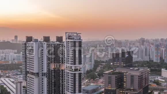 带有公寓楼和新加坡摩天大楼的空中天际线视频的预览图