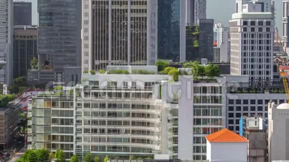 美丽的绿色维多利亚街与城市建筑天际线鸟瞰新加坡视频的预览图