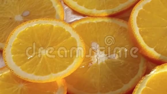 切片的橙色部分在餐巾纸上旋转视频的预览图