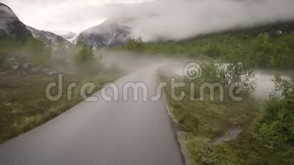 在挪威的小路上开车视频的预览图