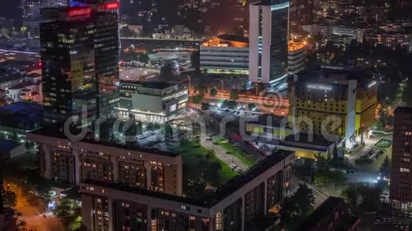 空中俯瞰萨拉热窝市南部的夜晚时光流逝视频的预览图