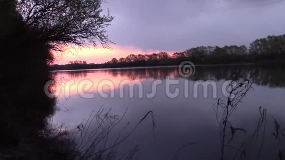 日出在河上视频的预览图