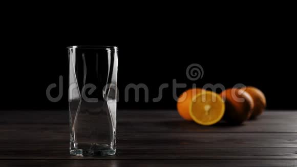 一张木桌上放着鲜橙汁杯中倒入仙后座的玻璃杯上面放着美味的橙子放在软焦里视频的预览图
