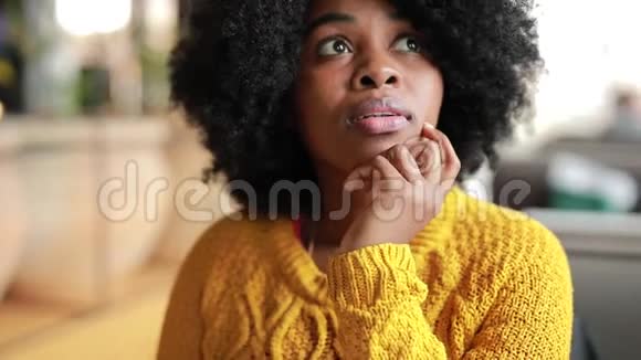 非洲女人思考和梦想视频的预览图
