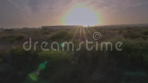 早晨日出的侧景镜头耀斑和星火视频的预览图