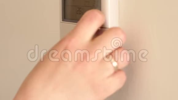 壁式空调遥控器调节室内温度特写视频的预览图