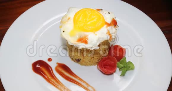 简单的米饭鸡蛋煎蛋卷番茄酱薄荷叶和漂亮的装饰盘视频视频的预览图