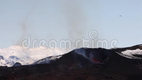 火山喷发与熔岩喷泉在埃亚法哈拉伊阿卡尔与雪山视频的预览图