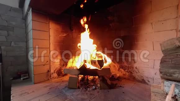 在壁炉里烧柴火明火视频的预览图